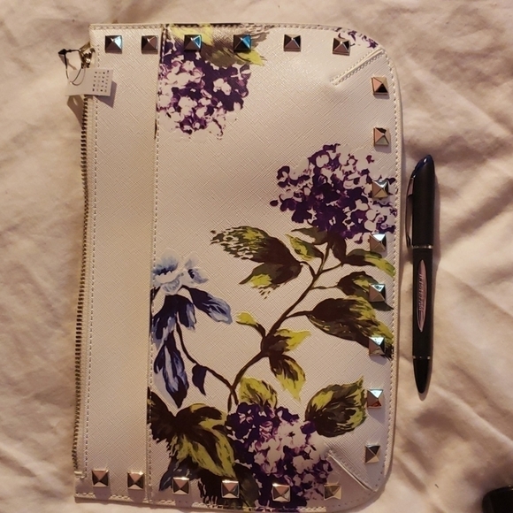 WHITE house black market wristlet NWT - Picture 11 of 11